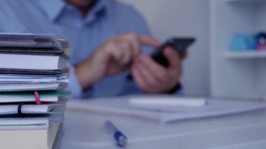 Bulanık görüntü iç ofis cep telefonu iletişim kullanarak işadamı ile