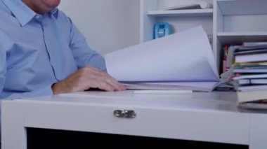 Hesap bilgilerini arama tarama kayıt sayfaları işadamı eller