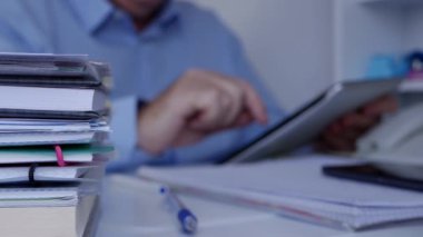 Tablet Online finansal bilgileri'nın kullanarak işadamı ile bulanık görüntü