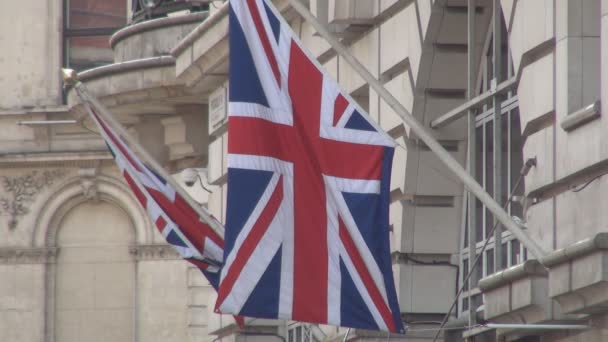 Storbritannien Flagga Framför Byggnad London — Stockvideo