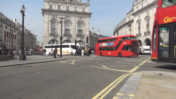 Decker Otobüs Geleneksel Taksi Londra Sokaklarında Görüntü Araba Trafik Iki — Stok video