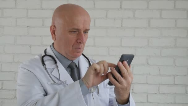 Movimento Lento Com Texto Médico Confiante Usando Smartphone — Vídeo de Stock