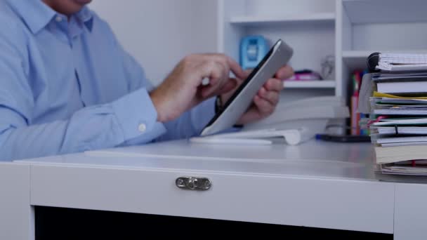 Kép Val Üzletember Tabletta Felhasználásával Eléréséhez Hálózati Adatbázis — Stock videók