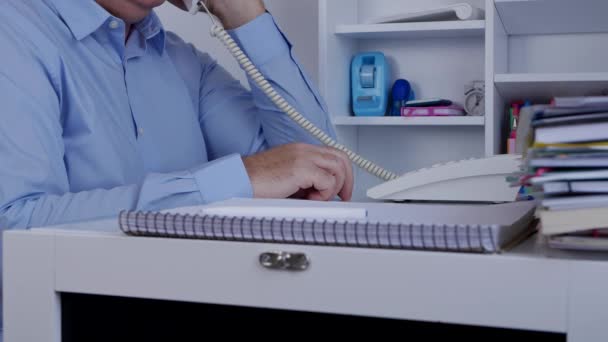 Απασχολημένος Επιχειρηματίας Στο Γραφείο Χρήση Σταθερού Κλήση Ενός Αριθμού Τηλεφώνου — Αρχείο Βίντεο