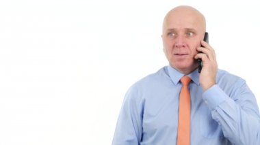 İşadamı konuşmak iyi haber Smartphone ve yapmak hevesli el hareketi