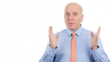 Kendine güvenen işadamı Gesticulate konuşma ve bir iş röportajda açıklamak