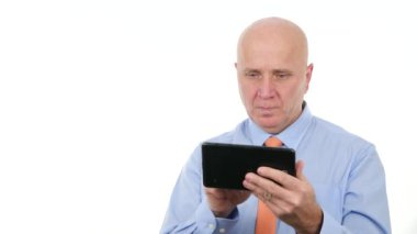 Ciddi iş adamı görüntü bir Tablet kullanarak ileti alıp göndermek Online
