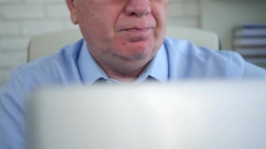 Ofis Oda bitiş iş Laptop perde kapanış günü yorgun işadamı