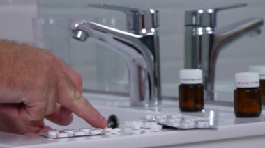 Banyo Seç dostum ve bir tıbbi tedavi için bazı hapları