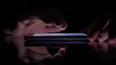 Cep telefonu dokunmatik ekran kablosuz uygulamalar erişim kullanarak adam ellerini kapatın