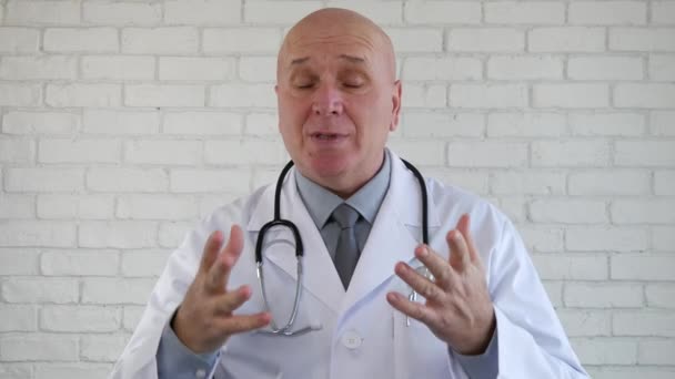 Tiro Com Doutor Falando Explicando Uma Cura Médica Habitual — Vídeo de Stock