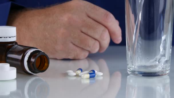 Hombre Llena Vaso Con Agua Preparándose Para Tomar Una Cura — Vídeos de Stock