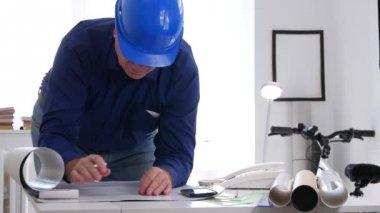 İşadamı şirket Office yazma Teknik belgeler ve yapmak hesaplama