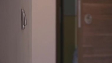 Office odasına gelen işadamı kapatmak kapı ve dönüş ışıkları