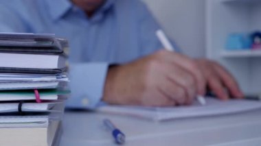 Bulanık görüntü işadamı yazma çizim ve gündem kullanarak hesaplama