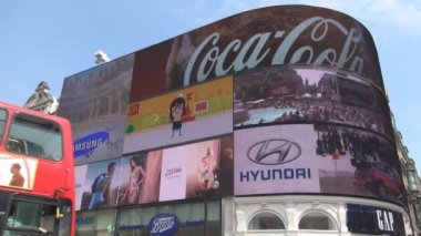 Piccadilly Circus Meydanı çift katlı otobüs geçerken önce reklam paneli