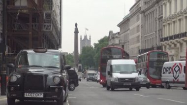 London City araba trafik ve kalabalık sokaklarında çift katlı otobüs ve taksi ile