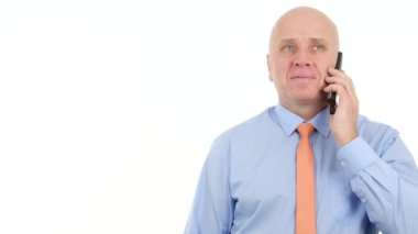 Yöneticisi iş için cep telefonu konuşurken gülümseyip mutlu Gesticulate