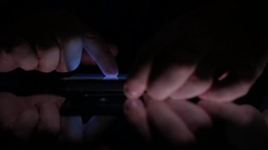 Adam ellerini yakın görüntü üzerinde karanlık anahtarı Smartphone ve kullanım uygulaması