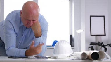 Sorunlu ve endişeli mühendis Calculate proje ve gergin el hareketleri yapmak