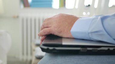 Huzursuz ve sabırsız bir adam diz üstünde Laptop ile gergin el hareketleri yapmak