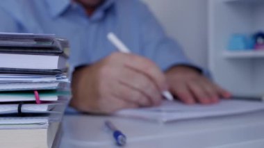 Bulanık görüntü işadamı yazma çizim ve gündem kullanarak hesaplama