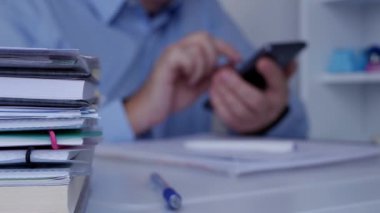 Bulanık görüntü iç ofis cep telefonu iletişim kullanarak işadamı ile