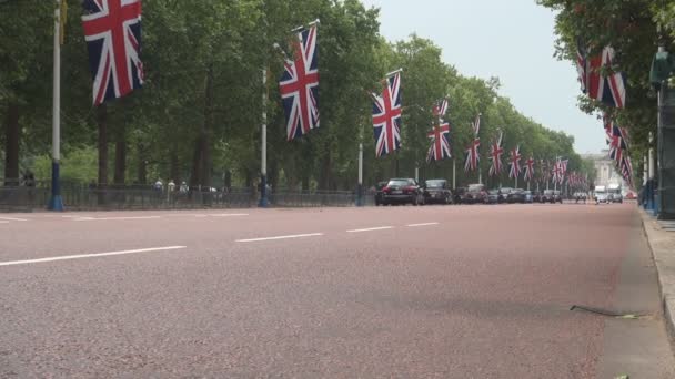 London Boulevard Dekorerad Med Storbritannien Flaggor För Viktiga Fest — Stockvideo