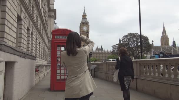 Turistas Nas Ruas Londres Fazem Fotos Com Cabine Telefônica Vermelha — Vídeo de Stock