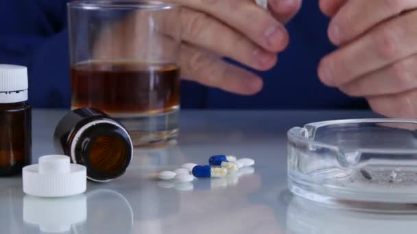 Mann Trinkt Alkohol Und Nimmt Gleichzeitig Tabletten — Stockvideo