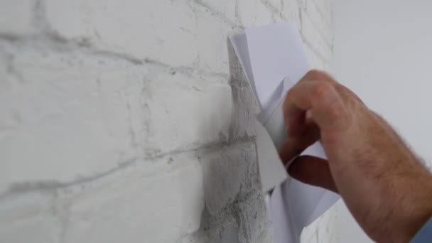 Mann Schreibt Einen Brief Die Wand Und Steckt Ihn Umschlag — Stockvideo