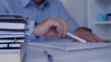 Bulanık görüntü ile işadamı kalem el ile belgeleri okuma