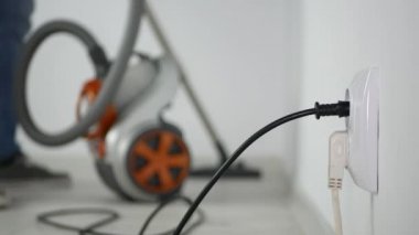 Office yerden temizlemek için elektrikli süpürge kullanan adam ile bulanık görüntü