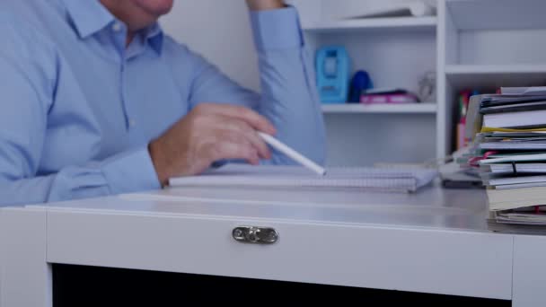 Ungeduldiger Geschäftsmann Spielt Unruhig Mit Bleistift Der Hand Auf Schreibtischfläche — Stockvideo