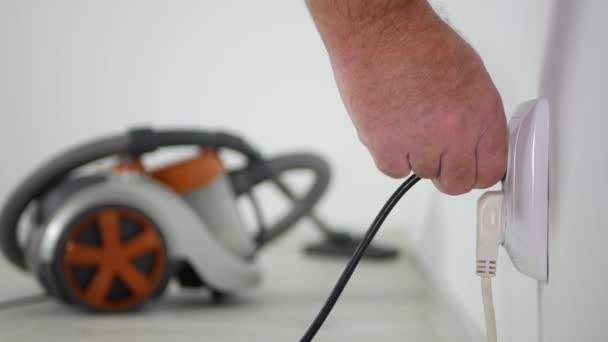 Hombre Plug Aspiradora Toma Corriente Eléctrica Empezar Limpiar Piso Oficina — Vídeo de stock