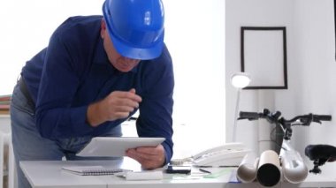 Dokunmatik Tablet kullanarak mühendis olun hesaplama ve erişim teknik bilgileri