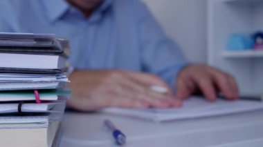 Sabırsızlıkla işadamı Resepsiyon yüzeyinde parmak ile huzursuz hareketleri yapmak