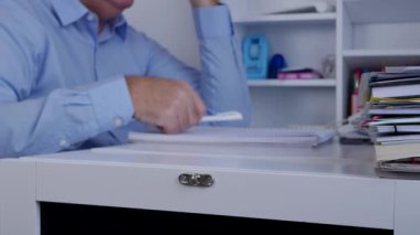 Office bir kalemle gergin el hareketi içinde üzgün işadamı ile bulanık görüntü
