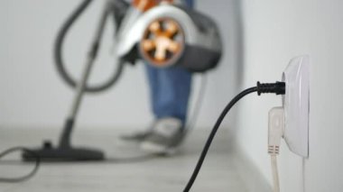 Oda içinde kat temizlik bir elektrik süpürgesi kullanan adam ile bulanık görüntü