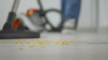 Bir elektrikli süpürge kullanma Office temiz yerden kirli bir adamla bulanık görüntü