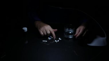 Adam bir karanlık oda seçin tablo hap tıbbi bir tedavi için acı