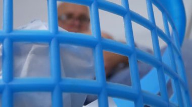 Bulanık görüntü ile çalışan Office atarak buruşuk Kağıt üzerinde çöp sepeti