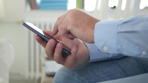 Biznesmen Obrazu Siedzi Krześle Tekście Pokój Spotkania Przy Użyciu Telefonu — Wideo stockowe