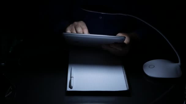 使用电子平板电脑的黑暗办公室文本在线消息中的商人 — 图库视频影像