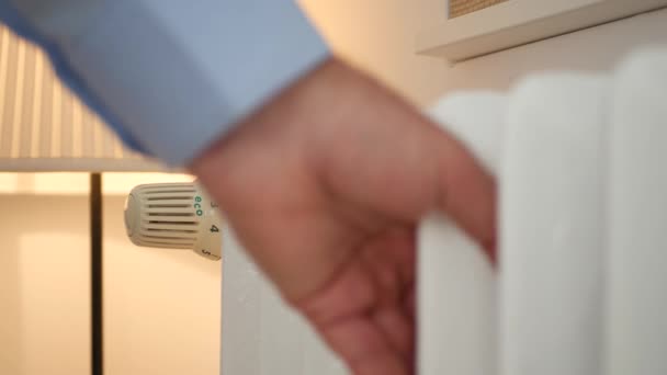 Человек Офисе Проверяет Температуру Радиатора Устанавливает Значение Термостата — стоковое видео