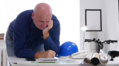 Meşgul mühendis üzgün endişeli analiz ve bina projesi hayal kırıklığına