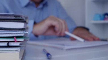 Bulanık görüntü ile işadamı kalem el ile belgeleri okuma