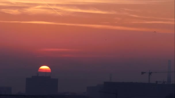 Zeitraffer Mit Sonnenaufgang Der Stadt Mit Gebäude Und Kran Hintergrund — Stockvideo