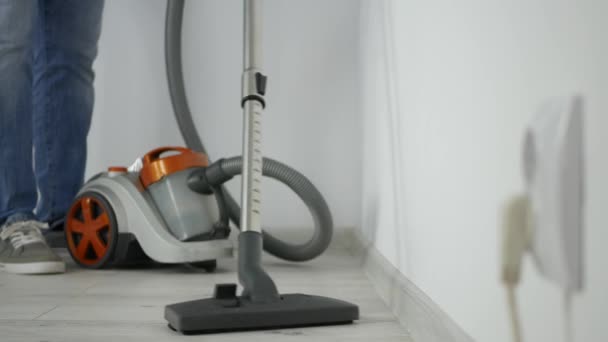 Office Yerden Temizlemek Için Elektrikli Süpürge Kullanan Bir Adam Ile — Stok video