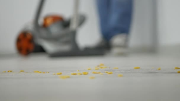 近距离拍摄与男子使用吸尘器清洁污垢从地板上 — 图库视频影像